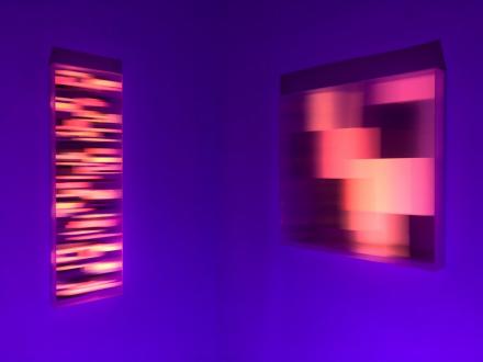 Christiane Grimm, fusion . 2016, 120 x 35 x 9 cm, rechts: red fluid tonality, Mischtechnik und Acrylglas, 80 x 80 x 10 cm, im Schwarzlicht