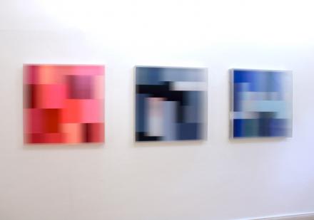 Christiane Grimm, red fluid tonality / Transformation VIII / Auf dem Wasser, Mischtechnik und Acrylglas, je 80 x 80 x 10 cm