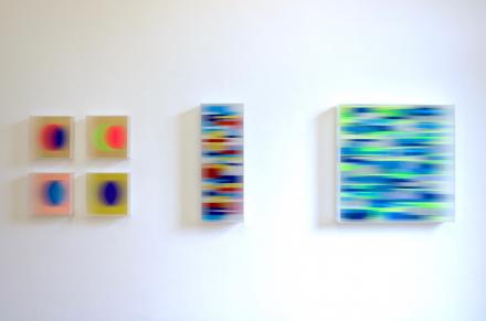 Christiane Grimm, vier Werke der Serie "Luna", je 22 x 22 x 7.5 cm, Mitte: Little Fusion, 2017, 60 x 22 x 10 cm, rechts: Verschmelzungen II, 2020, 60 x 60 x 10 cm, Mischtechnik und Acrylglas