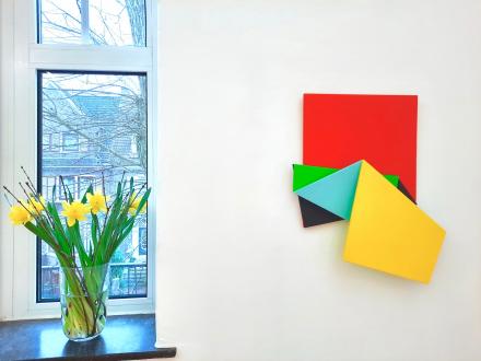 Daniel Engelberg, Folding 12, 2021, Acryl auf Holz, 53 x 43 x 8 cm, Ausstellungsansicht