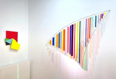 Daniel Engelberg, Folding 12, 2021, Acryl auf Holz, 53 x 43 x 8 cm, und Rosali Schweizer, beflügelt, 2021, Acrylglas, V2A Draht, 140 x 160 x 28 cm