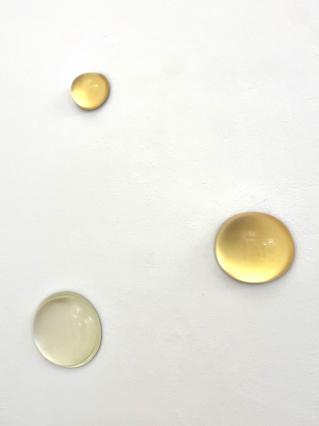 Diederik Storms, Drops of Gold, 2025, Acrylglas, Blattgold, Stahl, 8-17 cm, Ausstellungsansicht