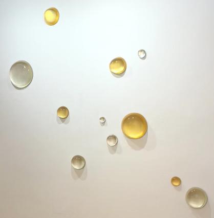 Diederik Storms, Drops of Gold, 2025, Acrylglas, Blattgold, Stahl, 6-25 cm, Ausstellungsansicht