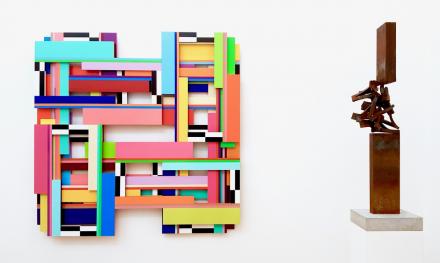 Dieter Balzer, Xeox (14-2), Folie auf MDF, 100 x 100 x 5 cm und Thomas Röthel, Drehung, Stahl, Höhe 75 cm