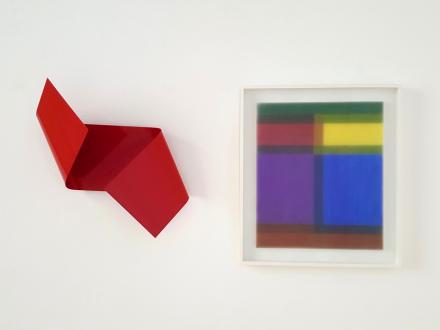 Dirk Rathke, # 869 Folder, 2018, Lack auf Stahl, 50 x 40 x 7 cm und Edda Jachens, Meditation 131006, Acryl und Paraffin auf Holz, 54 x 46 x 1,5 cm