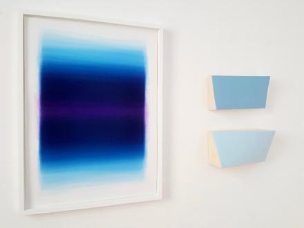 Edda Jachens, Schichtungen 150118, 2018, Aquarell auf Bütten, 78 x 58 xm und Dirk Rathke, Diptychon blau, 2018, Öl auf Leinwand, je 18 x 34 x 6 cm, Ausstellungsansicht seitlich