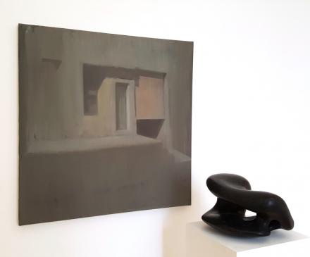 Fernando X. González, Calle Puertas . 2015, Öl auf Leinwand . 60 x 60 cm, Peter Dörflinger, o. T. 2016, Serpentin Tauerngrün . poliert, Höhe 16 cm