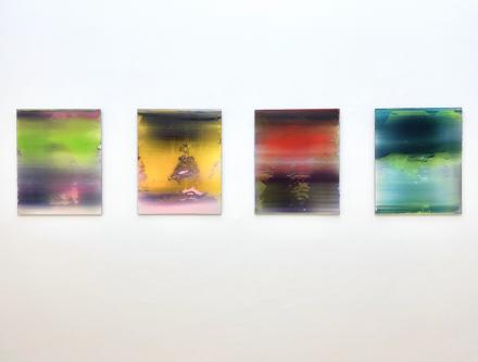 Frank Piasta, o. T., 2021, Pigmente und Silikon, je 60 x 48 cm, Ausstellungsansicht Galerie Corona Unger