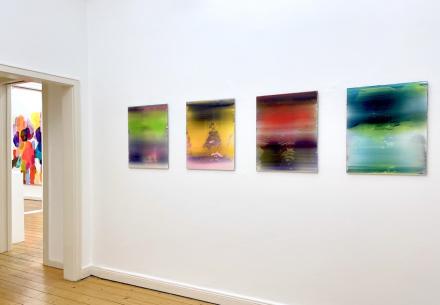 Frank Piasta, o. T., 2021, Pigmente und Silikon, je 60 x 48 cm, Ausstellungsansicht