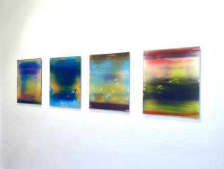 Frank Piasta, ziemlich 2.31, 2.32, 2.11 und 2.33, 2022-2023, Pigmente und Silikon auf Glas, je 60 x 80 cm