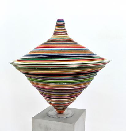 Harald Pompl, Kreisel, Pigmente und Harz, Höhe 64 cm