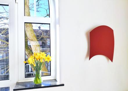 Heiner Thiel, WVZ 661, 2017, eloxiertes Aluminium, 48 x 40 x 8 cm, Ausstellungsansicht Galerie Corona Unger