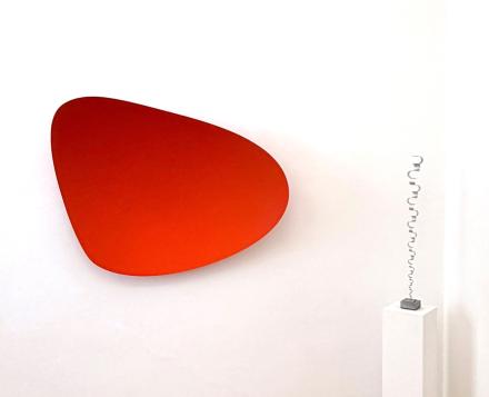 Heiner Thiel, WVZ 767, eloxiertes Aluminium, 82 x 114 x 23 cm, und Martin Willing, Quadratschichtung zweiachsig, Längen wie Höhen wachsend, 2008, Duraluminium aus Block geschnitten, Edelstahlplatte, Höhe 75 cm, Galerie Corona Unger