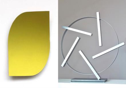 Heiner Thiel, WVZ 790, eloxiertes Aluminium, 58 x 39 x 9 cm, und Martin Willing, Ring mit Stäben um Fünfeck, Duraluminium, Edelstahlplatte, Höhe 61 cm, Dm 50 cm