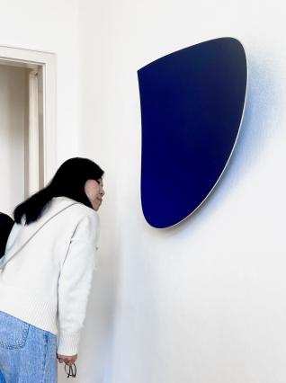 Heiner Thiel, WVZ 793, 2025, eloxiertes Aluminium, 62 x 75 x 15 cm, mit Ausstellungsgast