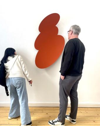 Heiner Thiel, WVZ 801, 2025, eloxiertes Aluminium, 116 x 68 x 25 cm, mit Ausstellungsgästen