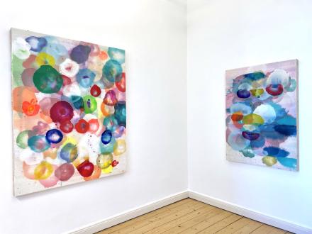 Jürgen Jansen, ce matin la, 150 x 120 cm, und teardrops, 125 x 85 cm, Öl und Harze auf Holz, Ausstellungsansicht Galerie Corona Unger, Bremen