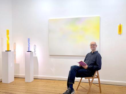 Lesung in der Ausstellung Winterleuchten, Ausstellungsansicht mit Werken von Robert Krainhöfner, Paola Neumann und Monika Falke