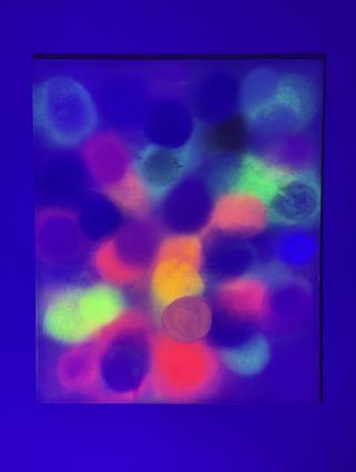 Margit Hartnagel, Arising Colors 14-2-24, 2024, Pigmente in Weihrauchmilch, 180 x 150 x 4,5 cm, illuminiert