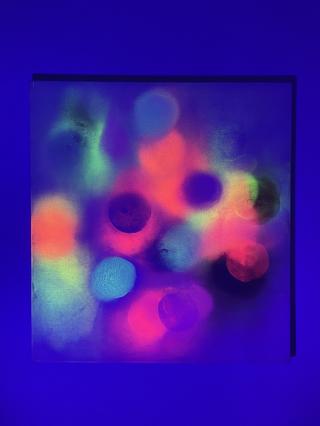 Margit Hartnagel, Arising Colors 24-11-20, 2020, Pigmente in Weihrauchmilch, 120 x 130 x 4,5 cm, illuminiert