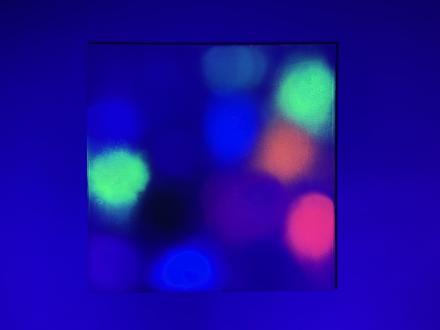 Margit Hartnagel, Arising Colors 8-5-23, 2023, Pigmente in Weihrauchmilch, 90 x 90 x 4,5 cm, illuminiert