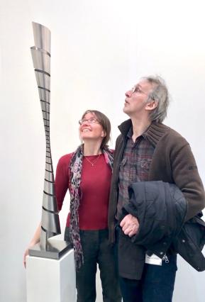 Martin Willing, Gestrecktes Hyperboloid, Höhenachse zehnfach, 2018, Titan, gelasert, gebogen, vorgespannt, eingepasst in Edelstahlplatte, Höhe 130 cm