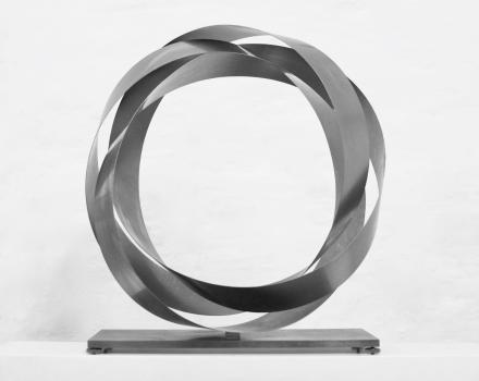 Martin Willing, Kleeblattfaltung, Chrom-Nickel-Federband, gelasert, gebogen, vorgespannt auf justierbarer Edelstahlplatte, Ex 3/8, Dm 35 cm