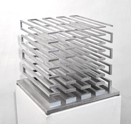 Martin Willing, Konischer Stab, schlangenförmig zum Kubus geschichtet, 2022/2023, Ex. 2/8, Duraluminium, gefrast, geschweisst, vorgespannt, 35 x 33 x 33 cm