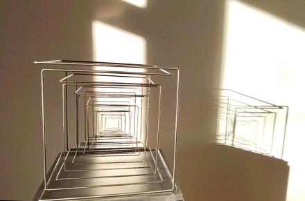 Martin Willing, Kubus wachsend nicht rechtwinklig gekantet, 2026, Niro Federdraht, gekantet, geschweißt, vorgespannt auf Aluminiumplatte, Kantenlängen von 2 bis 22 cm