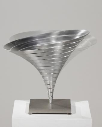 Martin Willing, Parabolkegel, 2017, Duraluminium wasserstrahlgeschnitten, gebogen, vorgespannt, eingelassen in Titanplatte, Dm 36 cm, Höhe 29 cm, Doppelbelichtung