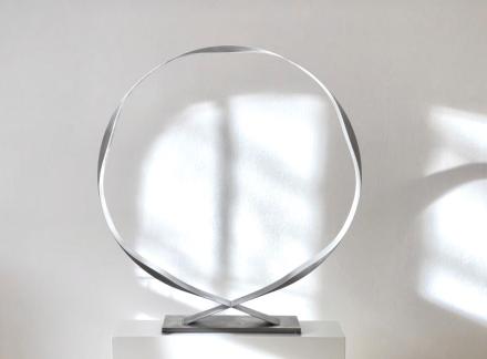 Martin Willing, Ring an- und abschwellend, gekreuzt, 2006/2026, Duraluminium, mit Vorspannung geschnitten, Höhe 68 cm, Dm 60 cm