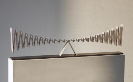 Martin Willing, Wellen-Doppelschwinger, Duraluminium mit Vorspannung aus Block geschnitten, Edelstahlplatte, Ex 7/8, Höhe 21 cm, Breite 94 cm