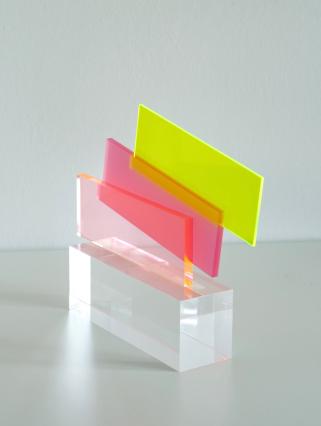 Monika Falke, hommage to JK, 2023, Acrylglas, 22 x 25 cm, Seitenansicht