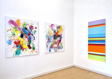 Nicholas Bodde, Gestisch IV 21 und VI 21, 2021, Öl auf Leinwand, je 120 x 100 cm und No. 1548 Vertical, 2021, Öl und Acryl auf Aluminium 160 x 69 cm, Ausstellungsansicht