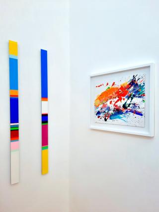 Nicholas Bodde, No. 1388 Slim Vertical, 2019 und No. 1434 Slim Vertical, 2020, Öl und Acryl auf Aluminium je 125 x 7 cm und Gestisch IX-21, 2021, Öl auf Leinwand über Karton, gerahmt 53 x 63 cm, Ausstellungsansicht 