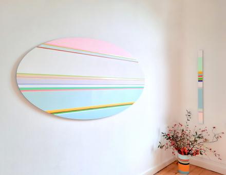 Nicholas Bodde, No. 1550 Oval, 2021, Öl und Acryl auf Aluminium, 90 x 180 cm, Ausstellungsansicht