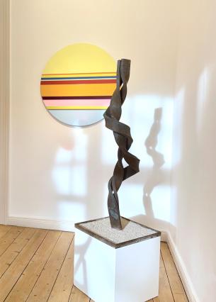 Nicholas Bodde, No. 471 Circle, 2005/2025, Öl und Acryl auf Aluminium, Dm 80 cm, und Thomas Röthel, Dynamik, 2025, Stahl, Höhe 113 cm