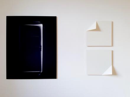 Nikolaus Korab Dahinter 2014 Silbergelatine Abzug auf Barytpapier Ed. 2 7 100 x 79 cm und Tom Mosley Zweiteiliges Schatten Relief 1992 Lack auf MDF je 40 x 40 x 10 cm