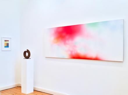 Paola Neumann, 2018-05, Öl auf Leinwand, 85 x 225 cm, Ausstellungsansicht mit Edda Jachens und Rüdiger Seidt