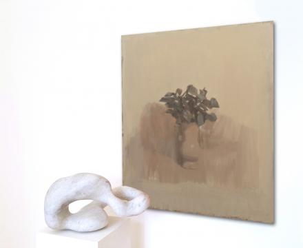 Peter Dörflinger, Schlinge I . 2007, Krastaler Marmor geschliffen, Höhe 20 cm, Fernando X. González, Ramo . 2017, Öl auf Holz . 65 x 55 cm