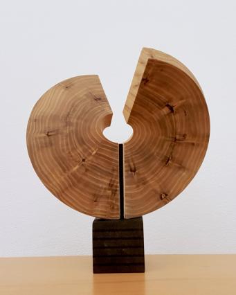 Robert Krainhöfner, Kreisscheibe, 2019, Robinienholz gedreht, Höhe 21 cm