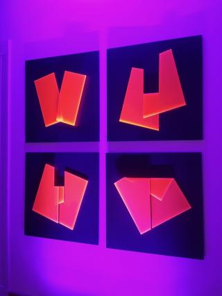 Robert Krainhöfner, Quadrat gefaltet I-IV, 2018, Acrylglas fluoreszierend 6 mm, je 70 x 70 cm