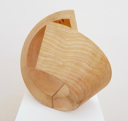 Robert Krainhöfner, Ring 120° offen, 2018, Eschenholz gedreht, Höhe 28 cm