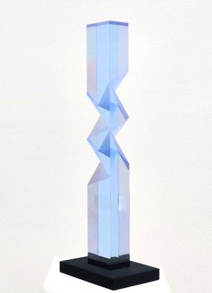 Robert Krainhöfner, Lichtsäule diagonal 30 Grad, 2025, Acrylvierkant fluoreszierend, 50 x 5 x 5 cm