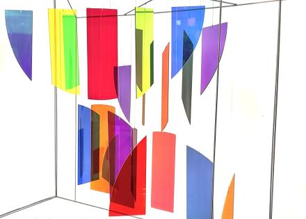 Rosali Schweizer, Am seidenen Faden, 2025, Acrylglas und V2A-Draht, 50 x 50 x 20 cm, Seitenansicht, Detail