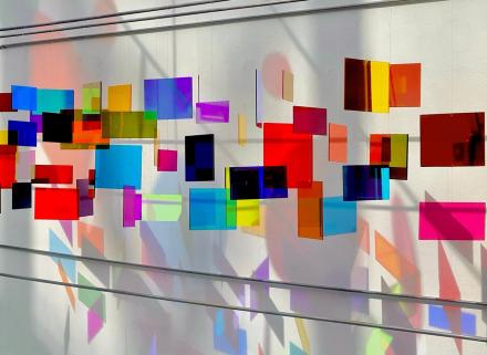Rosali Schweizer, Move On, 2025, Acrylglas und V2A-Draht, 41 x 160 x 27 cm, seitlich, Detail
