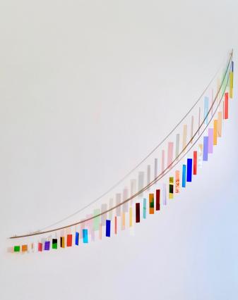 Rosali Schweizer, crescendo, 2019, Acrylglas und V2A Draht, 100 x 160 x 20 cm