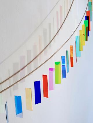 Rosali Schweizer, crescendo, 2019, Acrylglas und V2A Draht, 100 x 160 x 20 cm, Detail