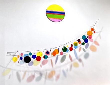 Rosali Schweizer, dot.com, 2021, Acrylglas und V2A Draht, 70 x 160 x 20 cm, Ausstellungsansicht mit Nicholas Bodde