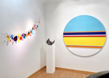 Rosali Schweizer, dot.com, 2021, Acrylglas und V2A Draht, 70 x 160 x 20 cm, und Nicholas Bodde, No. 1553 Circle, 2021, Öl und Acryl auf Aluminium, ø 150 cm